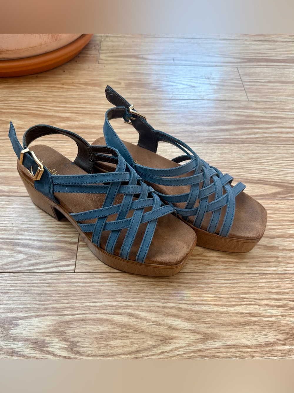 House of Harlow 1960- size 9 Women’s Strappy Blue Platform Sandals with Buckle
